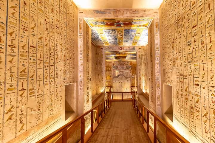 East & West Bank Highlights Day Tour